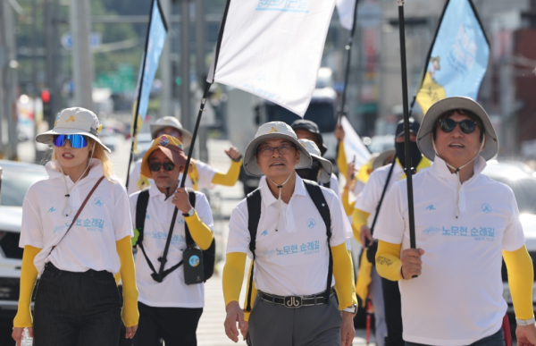 이춘희 더불어민주당 세종시장 예비후보가 지난해 하반기 ‘노무현순례길–평화로 가는 길’ 행사에서 22.1km 세종길 전 구간을 완주하고 있다. 사진=이춘희 예비후보 캠프 제공
