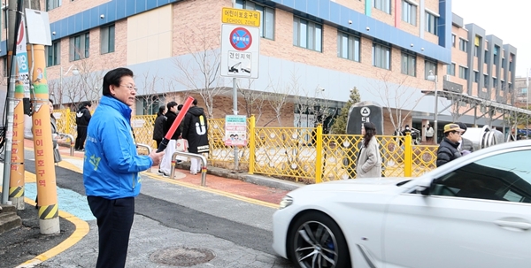 대전백운초 학생 등교를 돕는 맹수석 대전교육감 예비후보