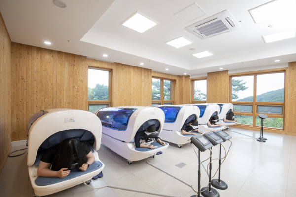 국립산림치유원(경북 영주시 봉현면)에서 고객이 치유장비 프로그램을 체험하고 있다.