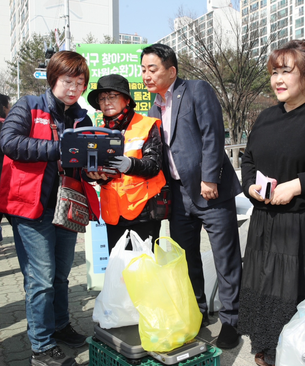 관저동 일원에서 열린 찾아가는 자원순환가게 자원순환 실천 활동 장면