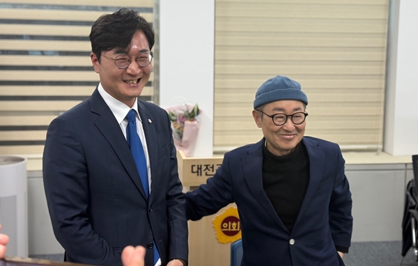 왼쪽부터 민주당 장철민 국회의원과 박범계 국회의원