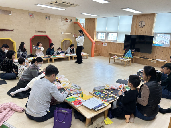 도담도담 책 읽는 가족 활동 모습