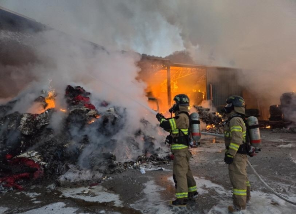 폐기물 처리시설 화재 진압 장면