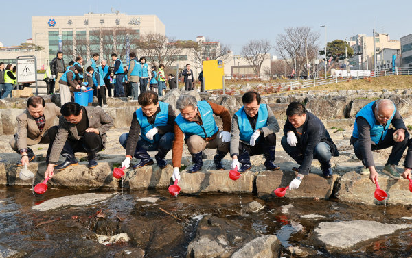 21일 유성구청 앞 유성천변에서 진행된 ‘2026년 세계 물의 날 기념 하천 정화 및 탄소중립 캠페인’