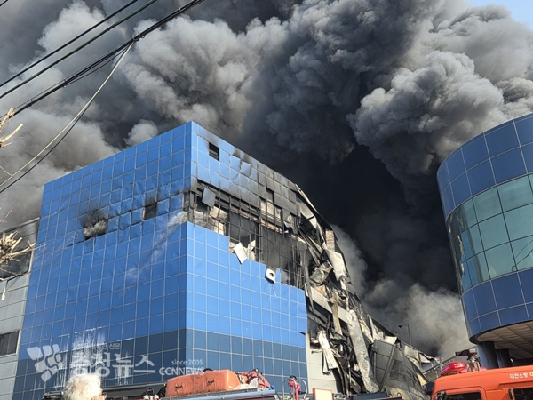 대전의 한&nbsp;자동차 부품 제조 공장에서 불이 나 소방당국이 진화 작업을 벌이고 있다. (사진=독자제공)