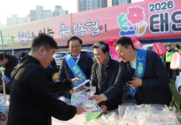 행사장에서 방문고객들에게 쌀가공제품과 우유 등을 나눔사진