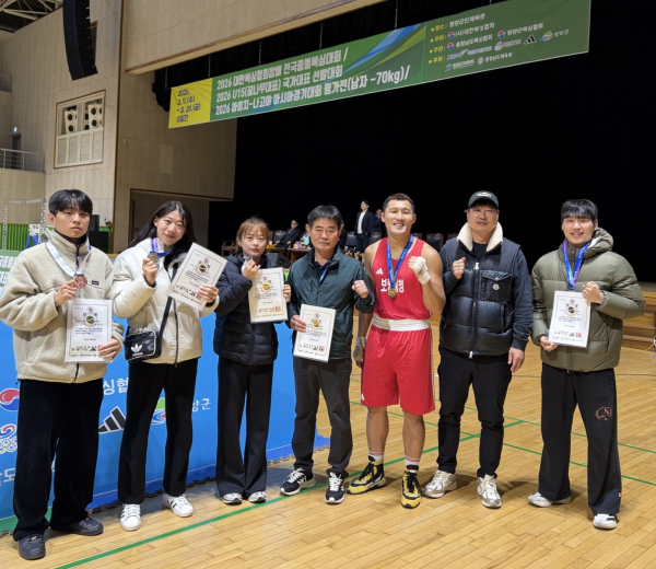 수상 축하사진 (강태성 선수, 김민진 선수, 문가연 선수, 정해만 감독, 김동회 선수, 이경호 코치, 고승민 선수)