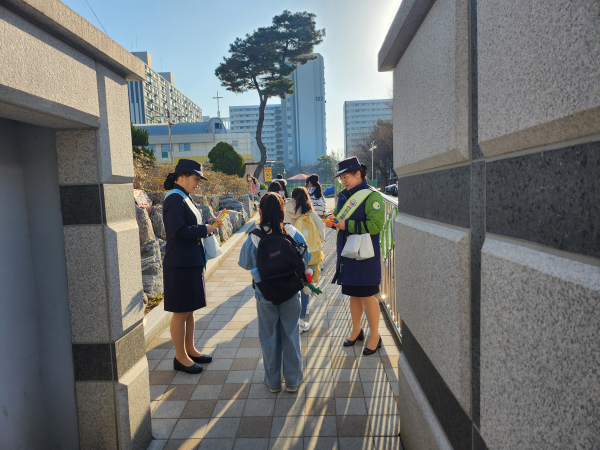 서구청 교통과 개학기 ‘아이먼저’ 교통안전 합동 캠페인 진행 장면