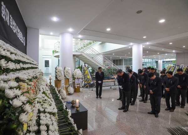정용래 유성구청장과 간부 공무원들은 23일 대전시청 합동분향소를 찾아 조문했다.