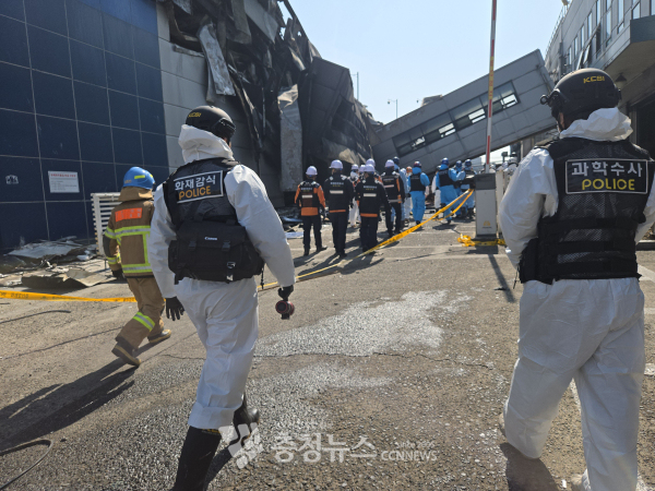 대전 안전공업 화재와 관련해 23일 경찰과 소방, 고용노동부와 국립과학수사원 등 관계 기관이 합동 감식을 하고 있다.