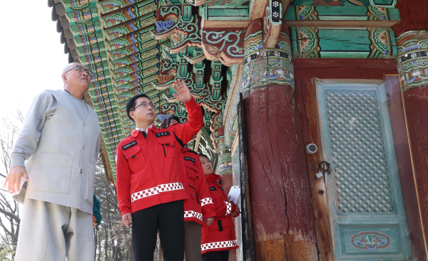 박희조 동구청장이 사찰 내 화재 취약 요소를 꼼꼼히 살피는 모습
