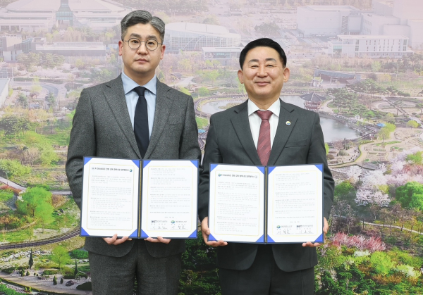 대전과기대와 인공지능·디지털 인재 양성 협약 체결( 좌측 이효인 대전과학기술대학교 총장, 우측 서철모 서구청장)
