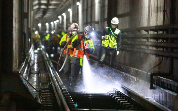 봄철 미세먼지 시즌을 맞아 최상의 공기질 관리를 위해 터널 내 물청소를 시작했다.