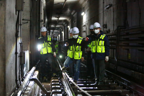 24일 새벽, 이광축 사장을 비롯한 경영진이 도시철도 본선 터널 물청소 현장을 점검하고 직원들을 격려했다.(사진의 맨 오른쪽 이광축 사장)