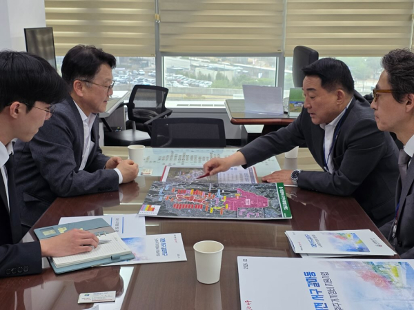 서철모 서구청장이 지난 24일 세종청사 국토교통부 국토도시실에서 노후주거지정비 지원사업에 대해 논의하고 있다