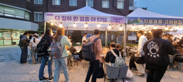 생활관에서 ‘디딤지기(또래상담)’에 참여한 학생들.