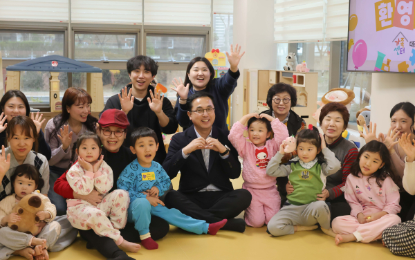 박희조 동구청장이 동구통합가족센터 공동육아나눔터를 방문 모습