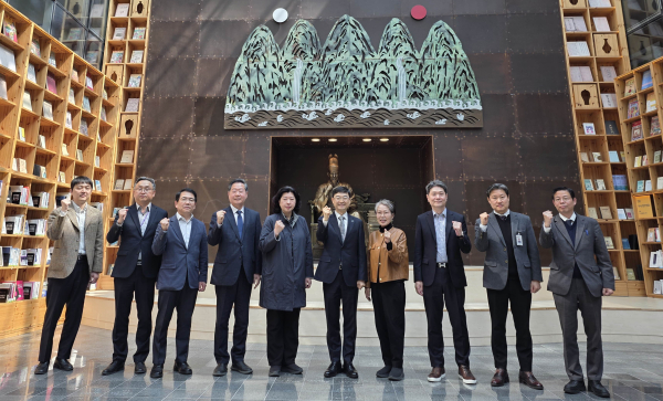 26일, 시청 집현실에서 세종시지원위원회 민간위원 간담회 단체사진