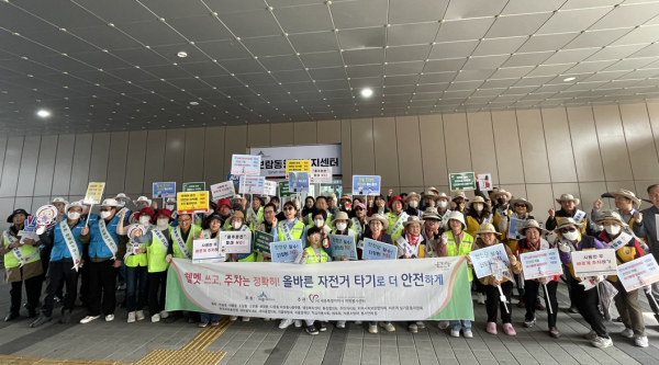 자전거와 개인형 이동장치의 올바른 이용 문화 확산을 위한 캠페인 진행 모습