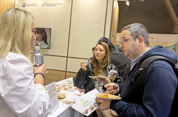 바르셀로나 국제식품박람회 한국관 시식모습