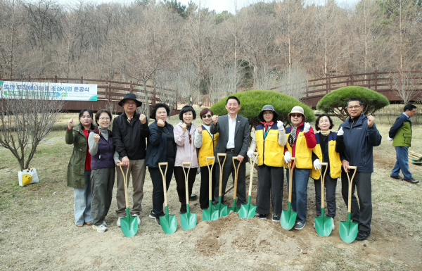 27일 도안동 1370 일원에서 진행된 도안 무장애나눔길 준공식 및 나무심기 행사 진행 장면