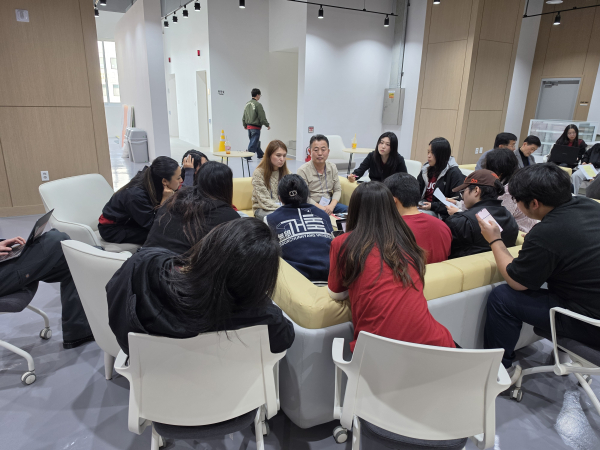 전문가 멘토단이 멘토링을 하고 있다