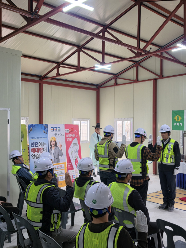 송혜춘 국가철도공단 GTX본부장(맨 오른쪽)과 협력사 관계자들이 30일(월) 안전 결의문을 낭독하고 있다.