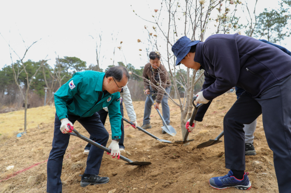 30일, 한국산림복지진흥원에서 열린 ‘탄소흡수원 증진을 위한 식목행사’에서 임직원들이 수목을 식재하고 있는 모습이다.