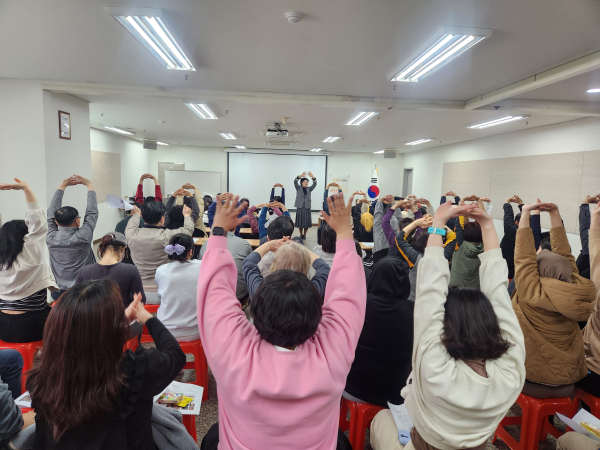 초빙 강사(김미경, 한국열린사이버대학교 통합치유학과 교수)가 생명존중교육을  진행하고 있다.