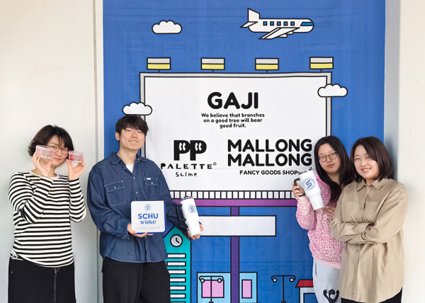 ㈜가지(공동대표 조예리·장범진) 임직원들이 ‘지역·동문 상생 이용 협약’ 캠페인 100호점 달성을 기념해 인증 현판을 들고 기념촬영