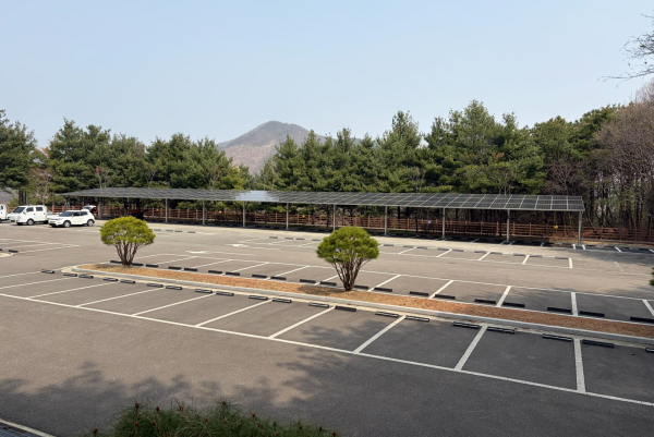 태양광 발전설비가 구축된 대전교육연수원 주차장 모습