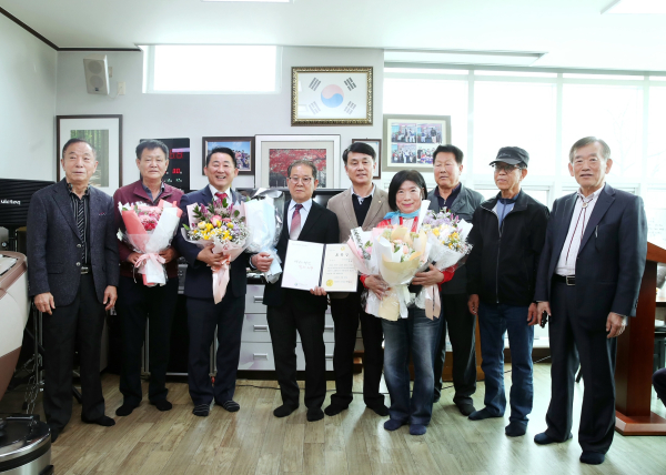 서철모 서구청장이 괴곡경로당에서 노인복지 유공자에게 표창장을 건네고 있다