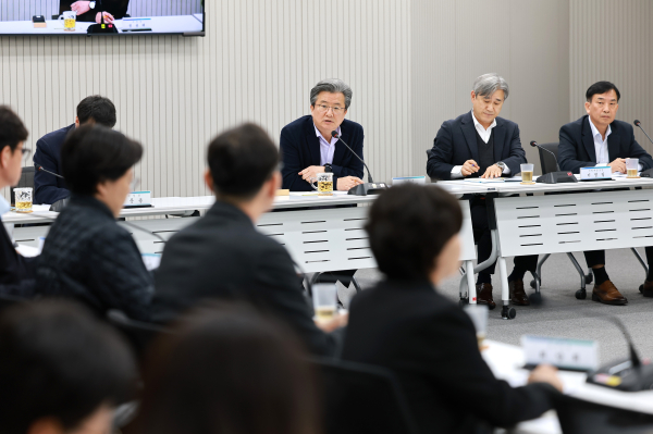 정용래 유성구청장이 1일 확대간부회의를 주재하고 있다