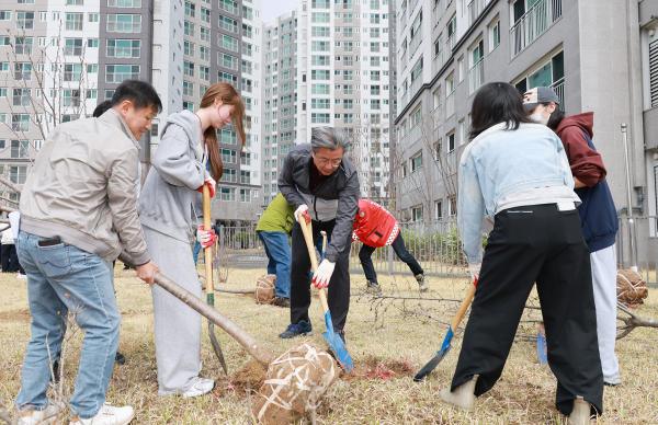 지난달 31일 문지동 민마루근린공원에서 진행된 ‘나무심기 행사’ 모습