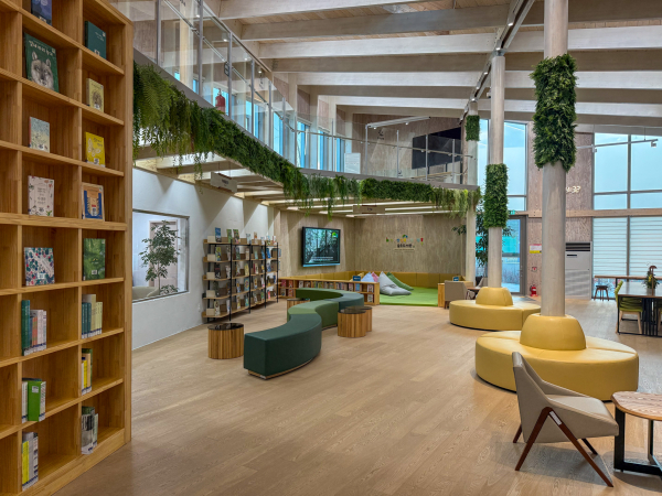 한국산림복지진흥원 숲속도서관 내부.