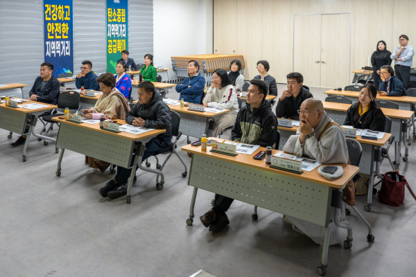 지난1일, 부탄방문 관계자들이 푸드플랜 홍보교육관에서 마을자치, 푸드플랜등의 설명을 듣고 있다.