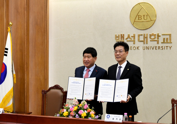 MOU 기념 사진 촬영(왼쪽 홍성현 의장 오른쪽 송기신 총장)