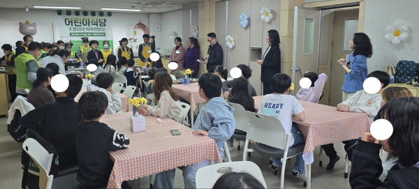참여 아동과 지역의 자원봉사자, 후원자, 봉사단체가 모여 어린이식당 오프닝 행사를 진행하고 있다.