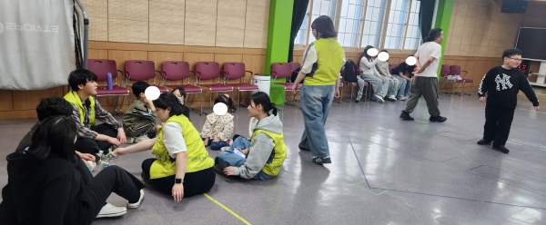 어린이 식당 이용 아동들이 식사 후 대학생 자원봉사자 ‘그린메이트’와 함께 놀이활동을 즐기고 있다