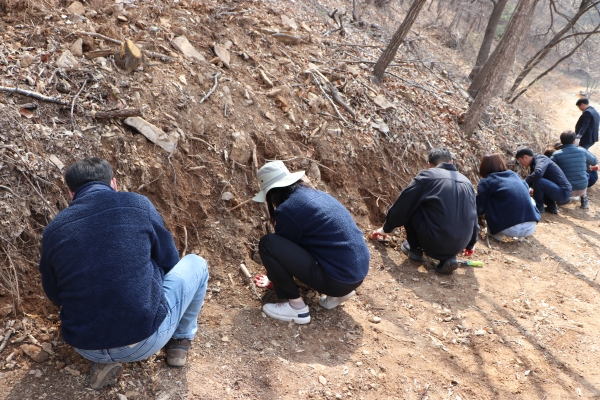 3일, 국립대전숲체원에서 제81회 식목일을 맞아 식목 행사에서 국립대전숲체원 직원, 대전특수교육원 직원, 지역주민들이 함께 수목을 식재하고 있다.