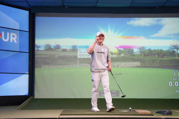 지난 4일 대전 골프존조이마루에서 열린 ‘2026 신한투자증권 GTOUR’ 4차 대회에서 최민욱이 우승을 결정짓는 18번홀 챔피언 퍼트 후 기뻐하고 있다