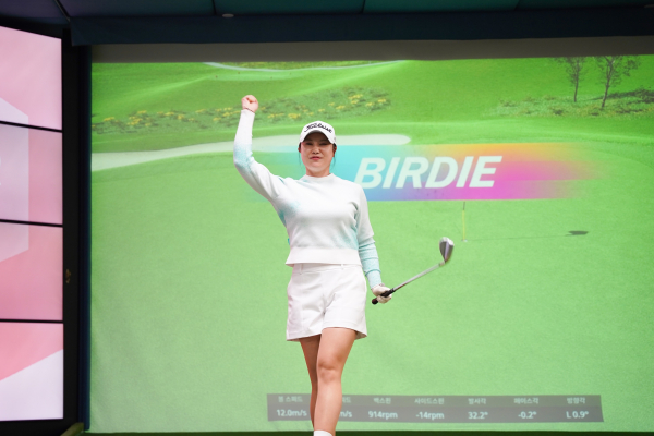 지난 5일, 대전 골프존조이마루에서 열린 ‘2026 롯데렌터카 WGTOUR’ 4차 대회에서 우승자 박성아가 챔피언샷 후 기뻐하고 있다