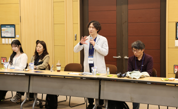 국민자문단 제1차 공간기행에 참석한‘모두랑’ 단원들이 분임활동에 활용할 컨텐츠를 제작하고 있다