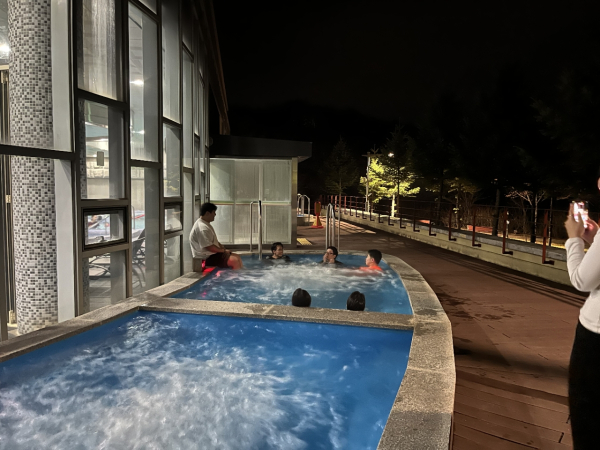 참가자들이 야간 수치유체험을 즐기고 있다.