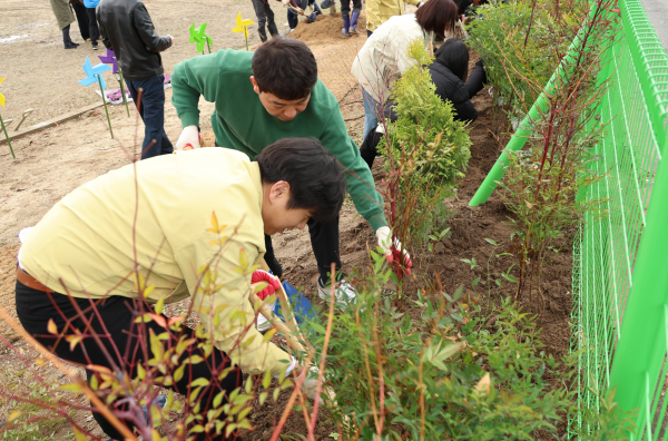 식목행사에 참여하고 있는 직원들