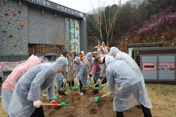 6일 춘천숲체원 아외 암벽장 앞에서 주요 내빈들이 기념식수 식재 전 시삽하고 있다.