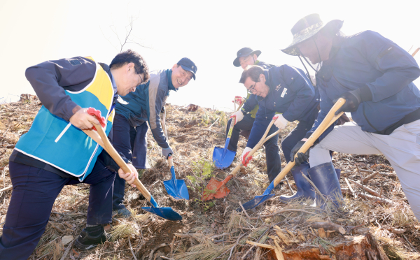 '제81회 식목일 기념 나무심기' 행사 모습