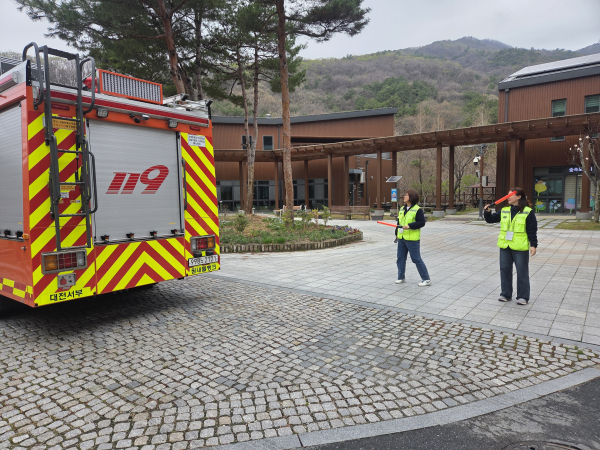 지난 6일 국립대전숲체원 - 대전서부소방서 산불 대응 합동훈련 모습