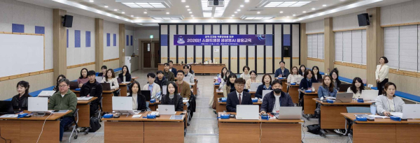 최충규 대덕구청장(사진 첫 번째 줄 왼쪽 다섯 번째)과 대덕구 공직자들이 구청 대회의실에서 ‘생성형 AI 활용 교육’에 앞서 기념 촬영