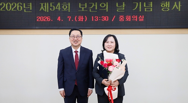 (왼쪽부터) 이장우 대전시장과 김혜경 대전선병원 김혜경 팀장